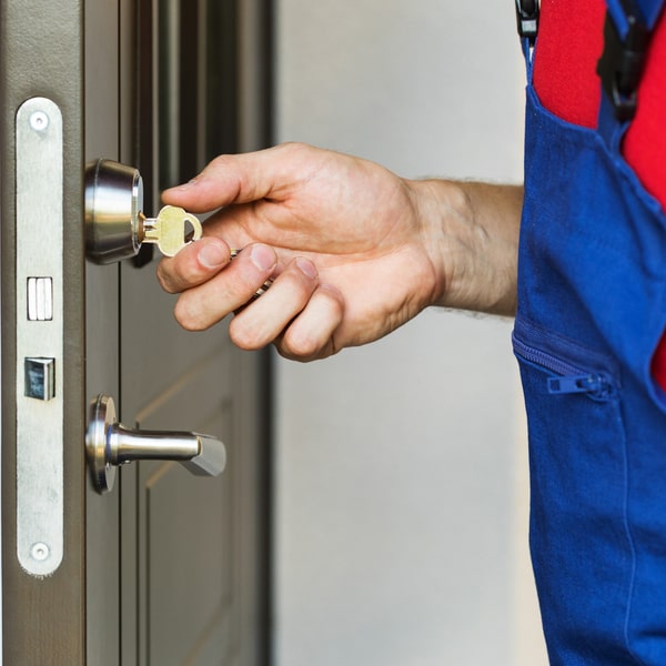 en cerrajería residencial ofrecemos instalaciones de sistemas de seguridad